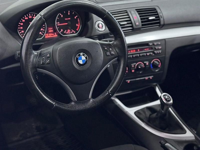 Begagnad BMW 118 Advantage 143 HK (105 kW) 2007 Vit Halvkombi