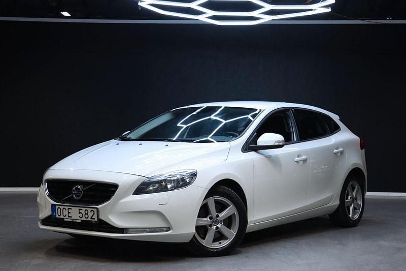 Vit Begagnad 2014 Volvo V40 Halvkombi | 89 800 kr (Bra pris) - Bild 1/4