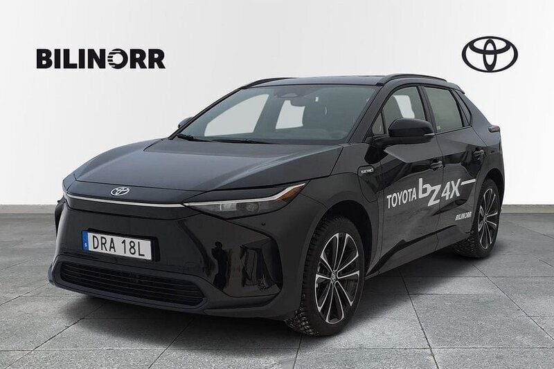 Svart Begagnad 2023 Toyota bZ4X Active SUV | 379 900 kr (Superpris) - Bild 1/4