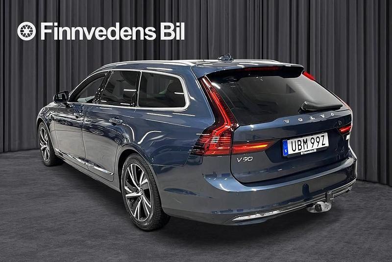 Begagnad Volvo V90 Core 253 HK (186 kW) 2023 Mörkblå Kombi