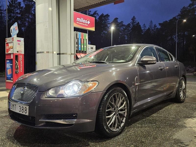 Grå Begagnad 2010 Jaguar XF Sedan | 94 900 kr (Marknadspris) - Bild 1/4