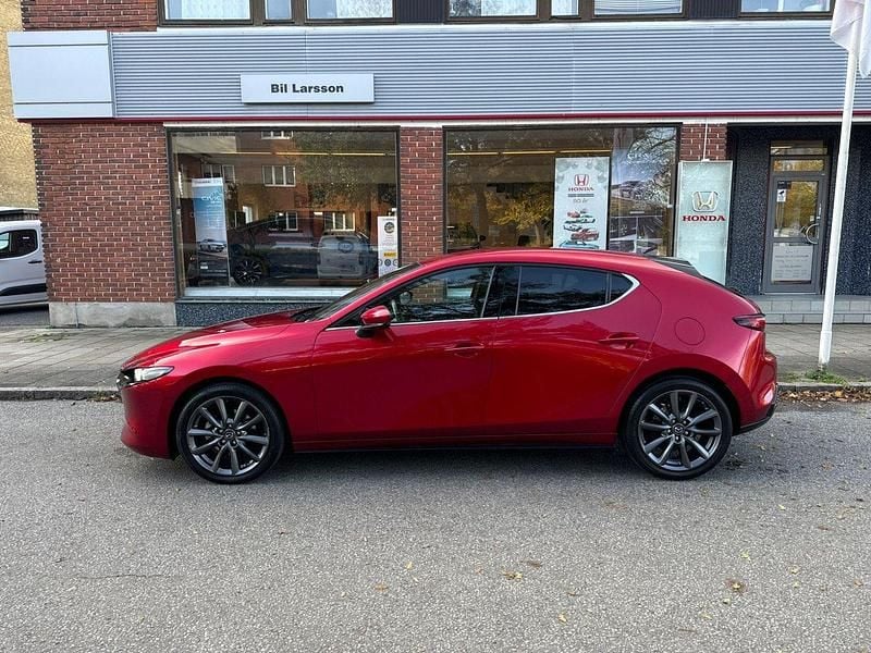 Röd Begagnad 2021 Mazda 3 Halvkombi | 257 000 kr (Marknadspris) - Bild 1/4