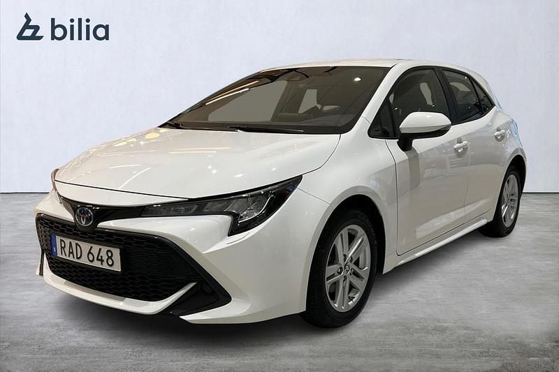 Vit Begagnad 2022 Toyota Corolla Hybrid Active Halvkombi | 234 900 kr (Marknadspris) - Bild 1/3