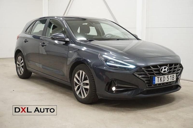 Grå Begagnad 2022 Hyundai i30 Advanced Halvkombi | 198 900 kr (Marknadspris) - Bild 1/4