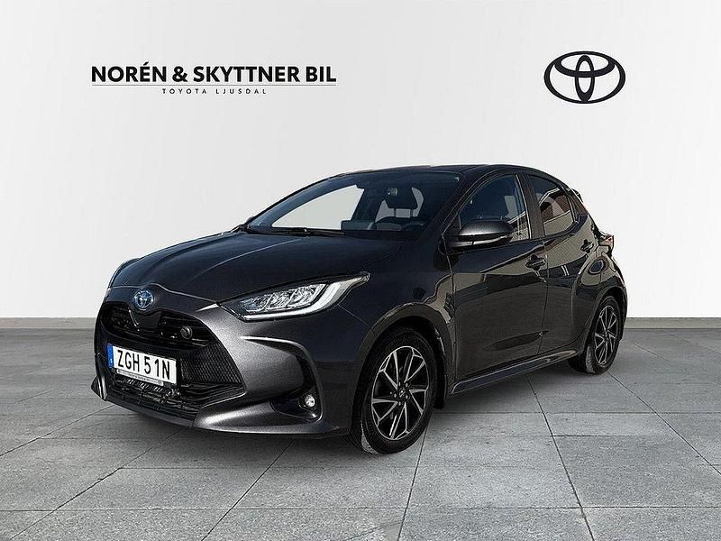 Mörkgrå Begagnad 2022 Toyota Yaris Hybrid Active Halvkombi | 209 000 kr (Marknadspris) - Bild 1/3