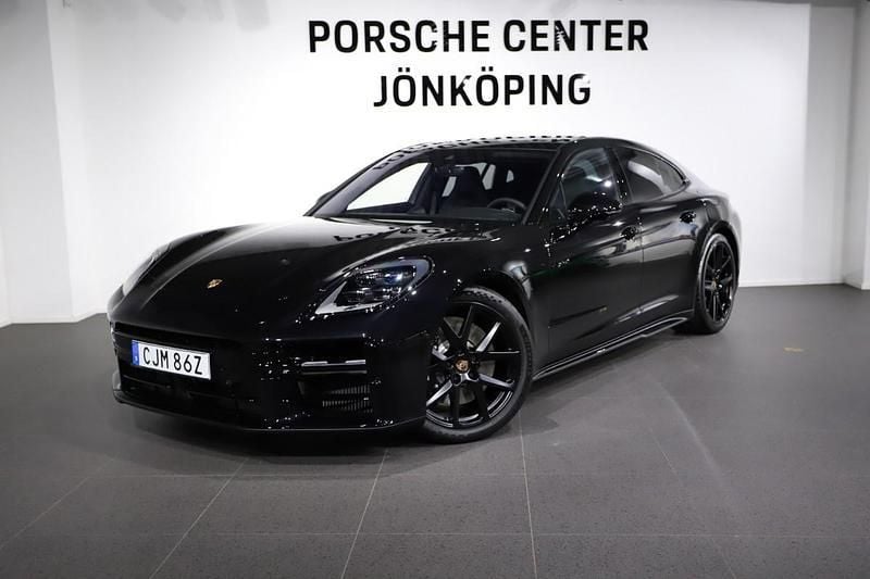 Svart (black) Ny 2025 Porsche Panamera 4 Sedan | 1 791 400 kr - Bild 1/4