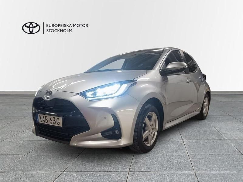Silver Begagnad 2024 Toyota Yaris Hybrid Active Halvkombi | 249 800 kr (Lite dyr) - Bild 1/3