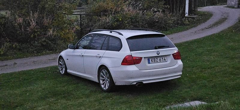 Vit Begagnad 2010 BMW 320 Sport Line Kombi | 65 000 kr (Bra pris) - Bild 1/2