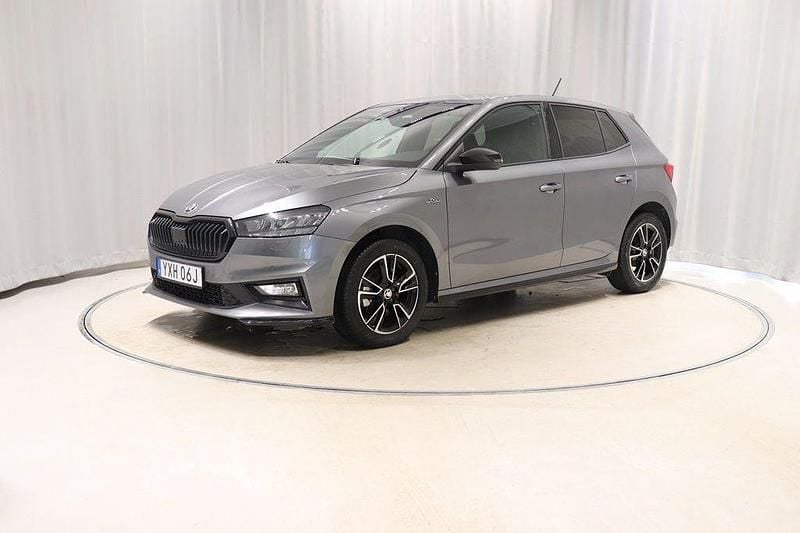 Grå Begagnad 2024 Skoda Fabia Monte Carlo Halvkombi | 224 900 kr (Marknadspris) - Bild 1/4