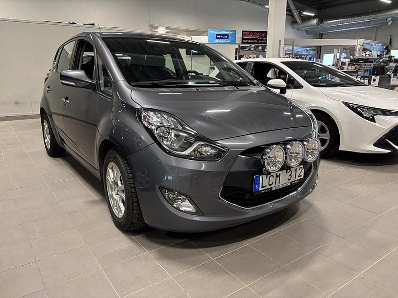 Grå Begagnad 2010 Hyundai ix20 Halvkombi | 85 500 kr (Marknadspris) - Bild 1/4