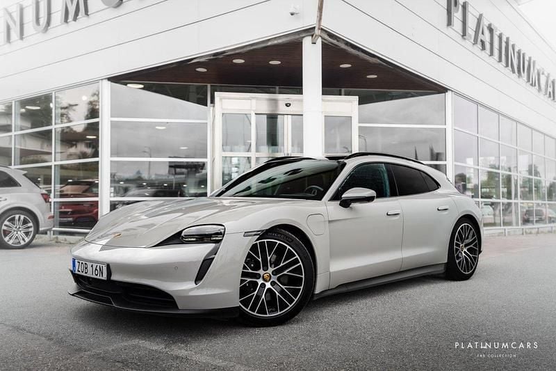 Ljusgrå (grå) Begagnad 2022 Porsche Taycan 4S Performance Package Sedan | 879 000 kr (Marknadspris) - Bild 1/4