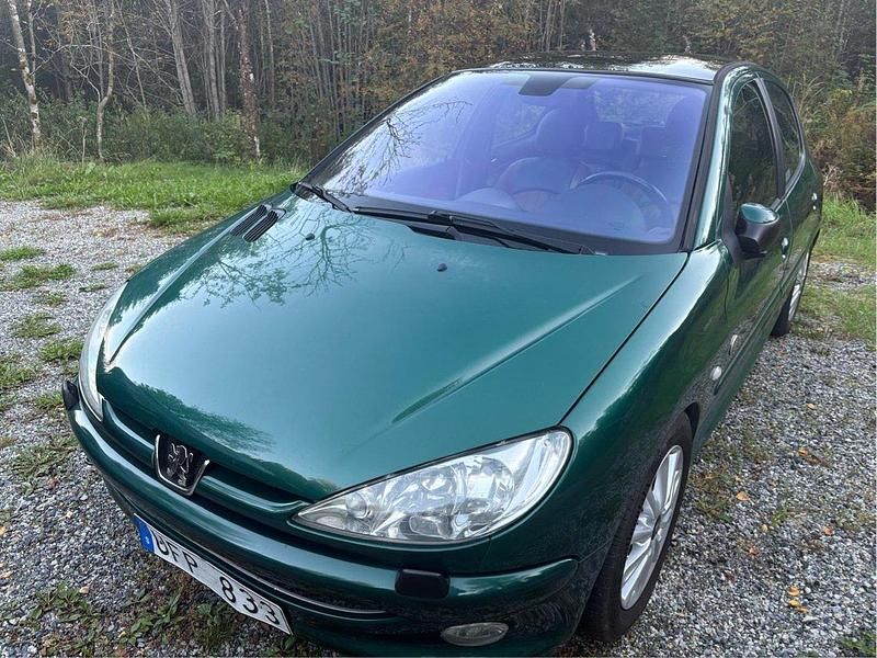 Grön Begagnad 2003 Peugeot 206 Roland Garros Halvkombi | 30 000 kr (Lite dyr) - Bild 1/4