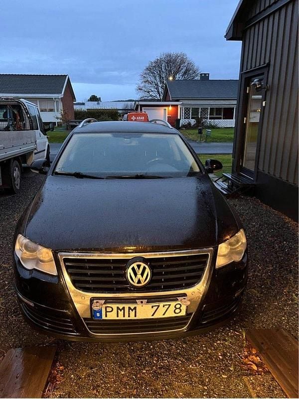 Svart Begagnad 2010 VW Passat Sportline Kombi | 25 000 kr (Marknadspris) - Bild 1/3