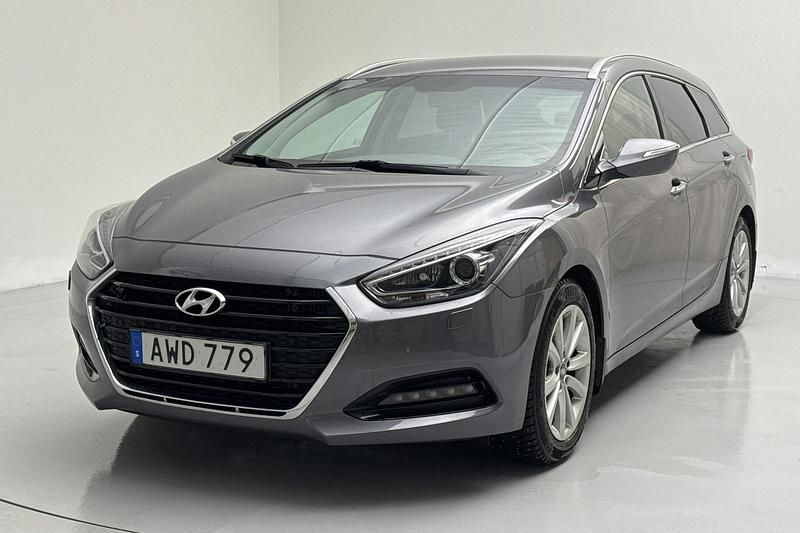 Silver Begagnad 2016 Hyundai i40 Comfort Kombi | 134 800 kr (Marknadspris) - Bild 1/4