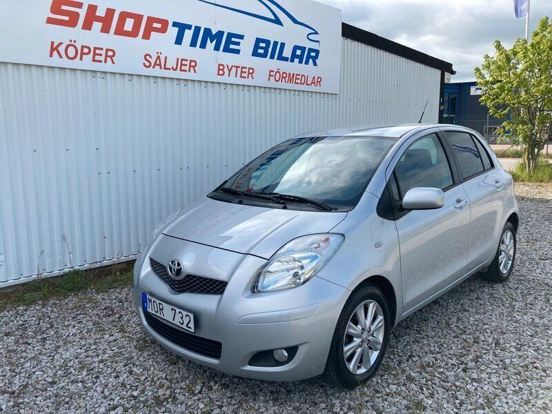 Silver Begagnad 2009 Toyota Yaris Halvkombi | 79 900 kr (Marknadspris) - Bild 1/4