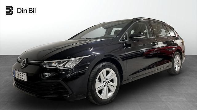 Svart (deep black pearl) Begagnad 2021 VW Golf VIII Life Kombi | 249 900 kr (Marknadspris) - Bild 1/4