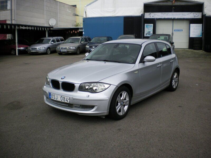Ljusgrå (grå) Begagnad 2009 BMW 118 Advantage Halvkombi | 54 999 kr (Marknadspris) - Bild 1/4