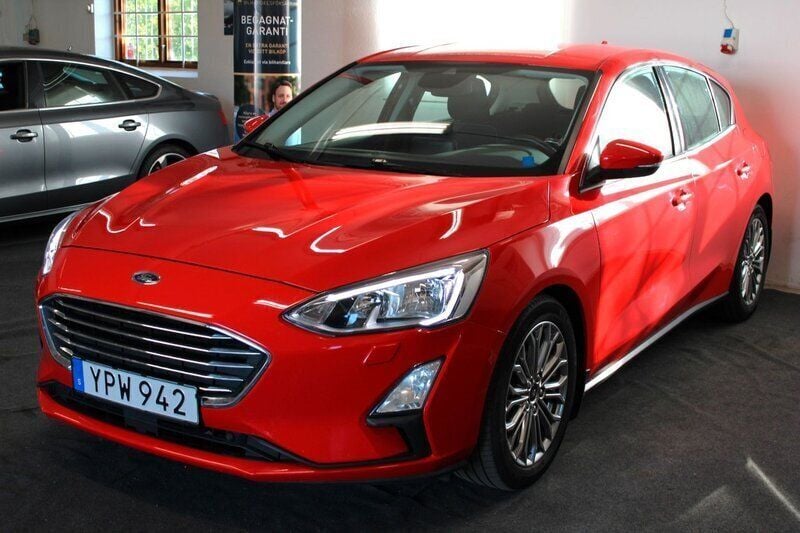 Röd Begagnad 2018 Ford Focus Titanium Halvkombi | 144 900 kr (Marknadspris) - Bild 1/4