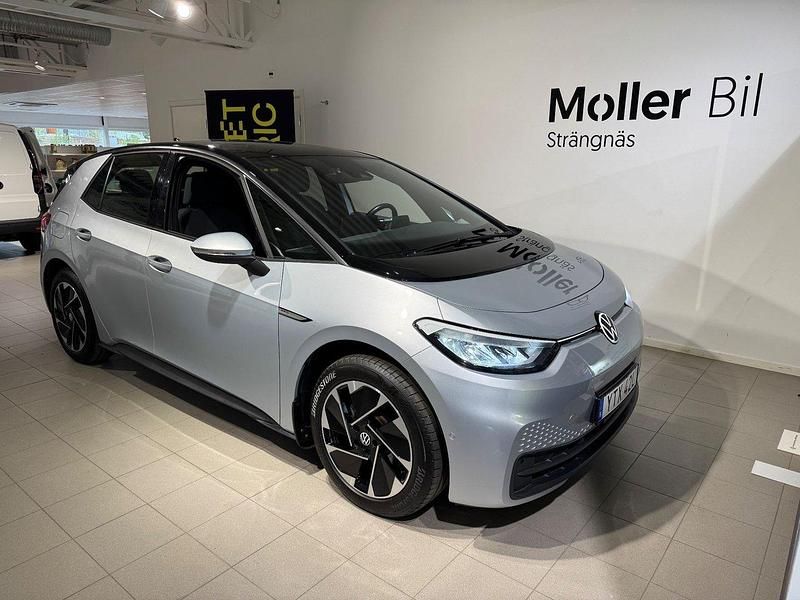Silver (scale silver metallic bla) Begagnad 2023 VW ID.3 Pro Halvkombi | 259 900 kr - Bild 1/4