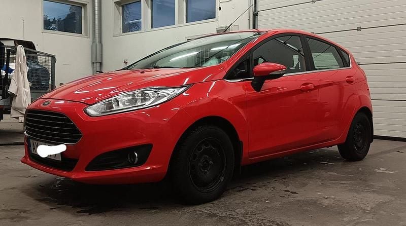 Röd Begagnad 2016 Ford Fiesta Titanium Halvkombi | 68 500 kr (Marknadspris) - Bild 1/2
