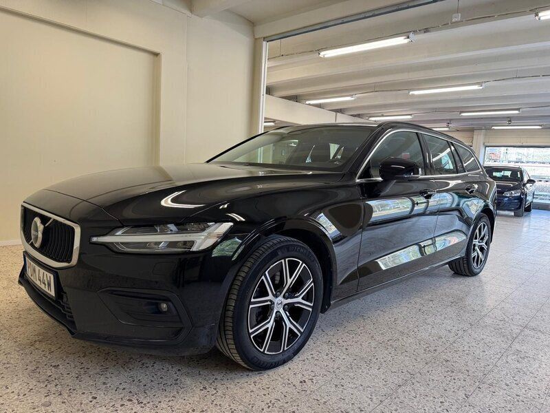 Svart Begagnad 2022 Volvo V60 Momentum Kombi | 282 900 kr (Marknadspris) - Bild 1/4