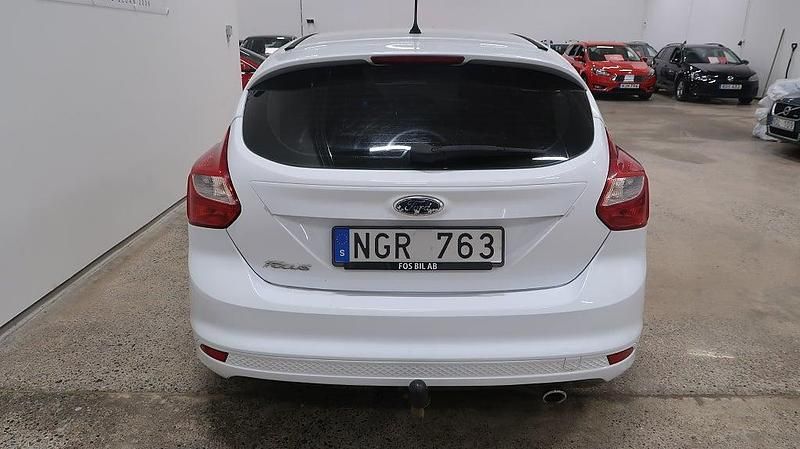 Begagnad Ford Focus Titanium 140 HK (102 kW) 2013 Vit Halvkombi