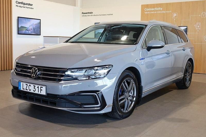 Grå Begagnad 2022 VW Passat GTE Kombi | 209 900 kr (Bra pris) - Bild 1/3