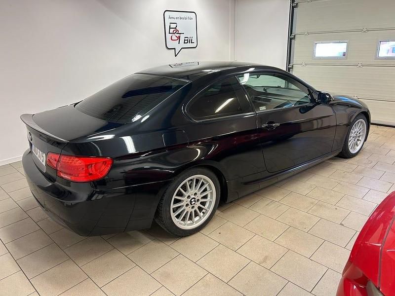 Begagnad BMW 325 Comfort Edition 218 HK (160 kW) 2007 Svart Sportkupé