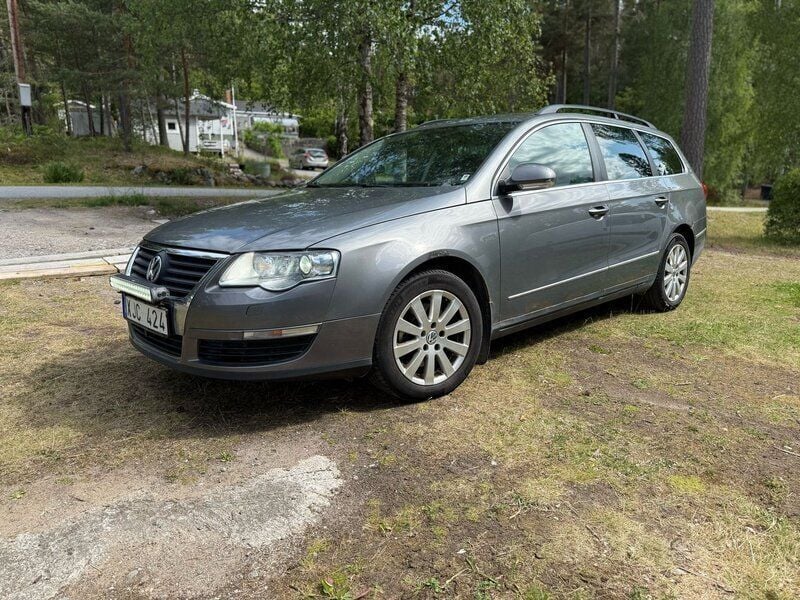 Ljusgrå Begagnad 2005 VW Passat Comfortline Kombi | 22 900 kr (Lite dyr) - Bild 1/4