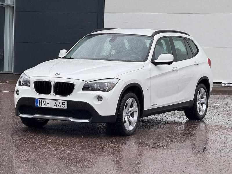 Vit Begagnad 2011 BMW X1 SUV | 79 900 kr (Bra pris) - Bild 1/4