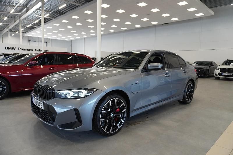 Begagnad BMW 330e M Sport 2025 Grå Sedan