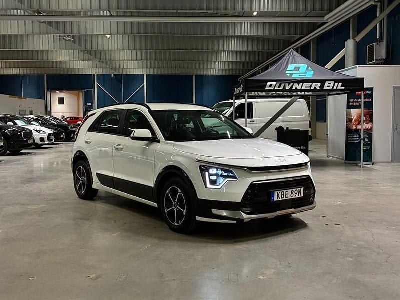Vit Begagnad 2022 Kia Niro SUV | 254 900 kr (Marknadspris) - Bild 1/4