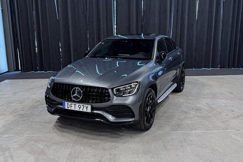 Grå Begagnad 2022 Mercedes GLC300e AMG Sportkupé | 579 900 kr (Marknadspris) - Bild 1/4