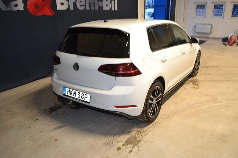 Begagnad VW Golf VIII GTE 204 HK (150 kW) 2020 Vit Halvkombi