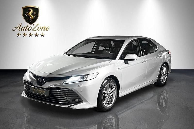 Silver Begagnad 2020 Toyota Camry Hybrid Executive | 269 900 kr - Bild 1/4
