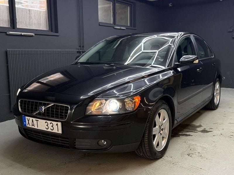 Svart Begagnad 2006 Volvo S40 Kinetic Sedan | 49 900 kr (Marknadspris) - Bild 1/4