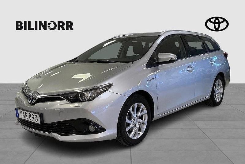 Silver Begagnad 2015 Toyota Auris Touring Sports Active Kombi | 159 900 kr (Marknadspris) - Bild 1/4
