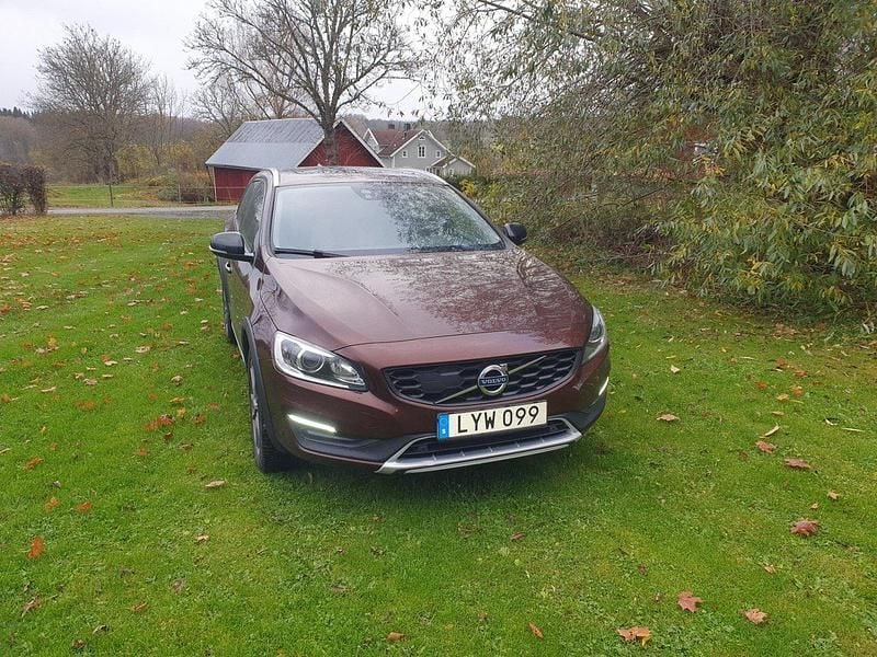 Brun Begagnad 2016 Volvo V60 CC Summum Kombi | 210 000 kr (Superpris) - Bild 1/4