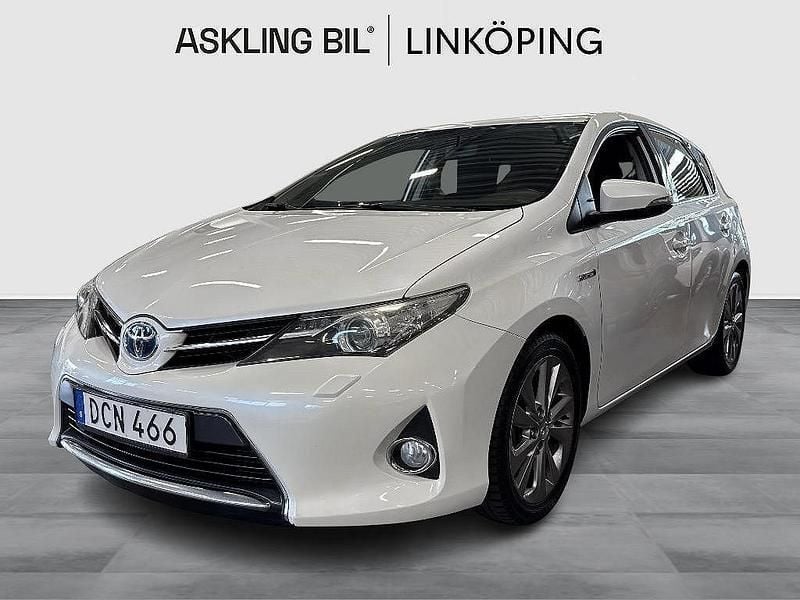 Vit Begagnad 2013 Toyota Auris Hybrid Edition Halvkombi | 139 000 kr (Marknadspris) - Bild 1/4