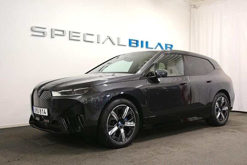 Grå (sophistogrå metallic) Begagnad 2023 BMW iX Sport Line SUV | 749 000 kr (Marknadspris) - Bild 1/4
