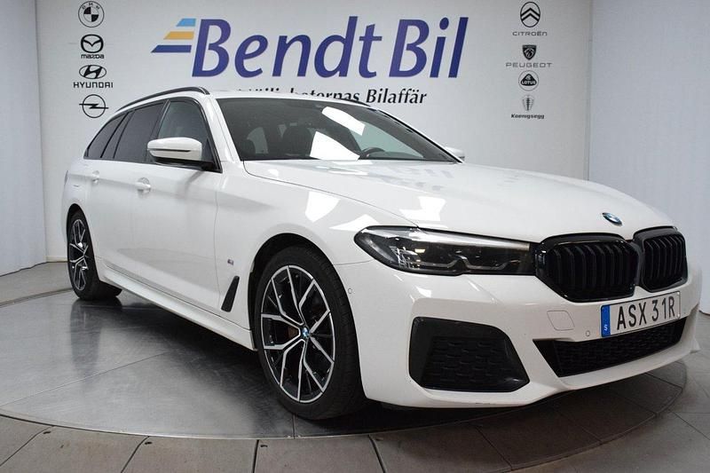 Vit Begagnad 2020 BMW 520 M Sport Kombi | 363 800 kr (Marknadspris) - Bild 1/3