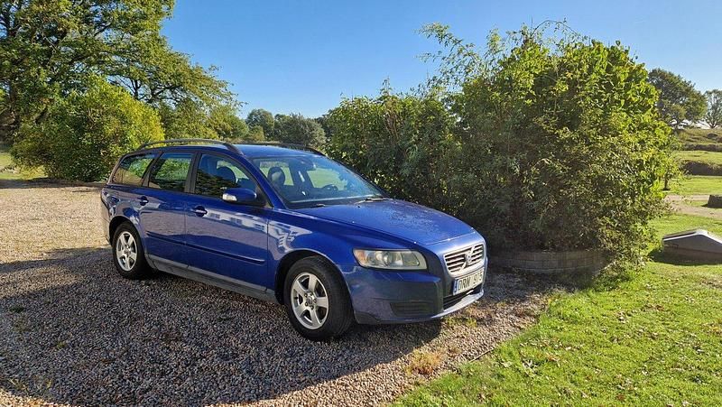 Blå Begagnad 2008 Volvo V50 Kinetic Kombi | 20 000 kr (Marknadspris) - Bild 1/4