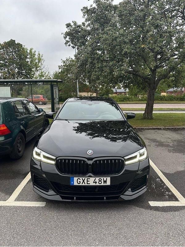 Svart Begagnad 2021 BMW 530e Sedan | 419 000 kr (Dyr) - Bild 1/4