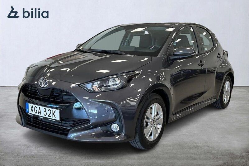 Mörkgrå (grå) Ny 2024 Toyota Yaris Hybrid Active Halvkombi | 269 900 kr (Marknadspris) - Bild 1/3