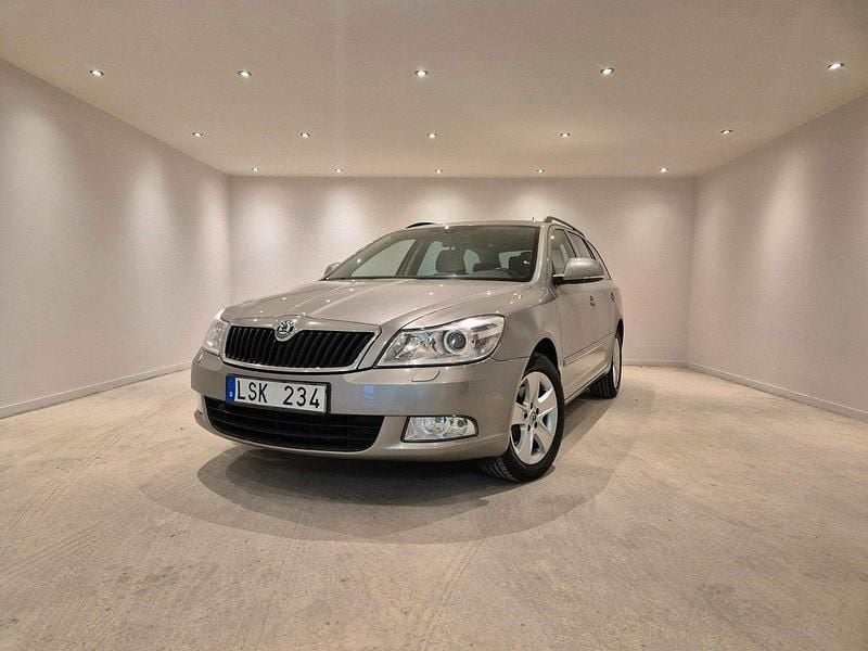 Ljusbrun Begagnad 2011 Skoda Octavia Elegance Kombi | 59 900 kr (Superpris) - Bild 1/4