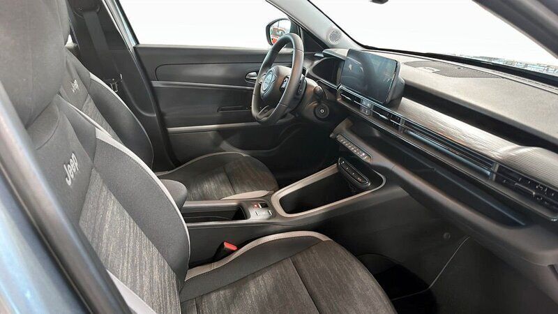 Begagnad Jeep Avenger Longitude 101 HK (74 kW) 2024 Grå SUV