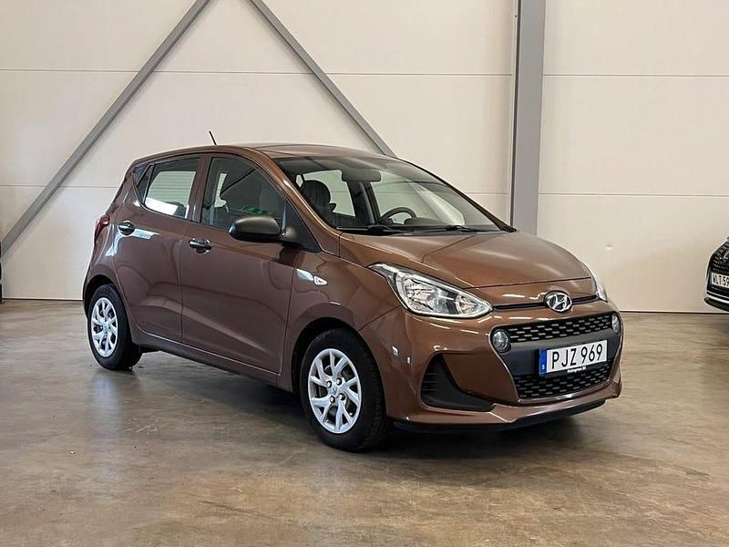 Brun Begagnad 2017 Hyundai i10 Comfort Halvkombi | 74 900 kr (Lite dyr) - Bild 1/4