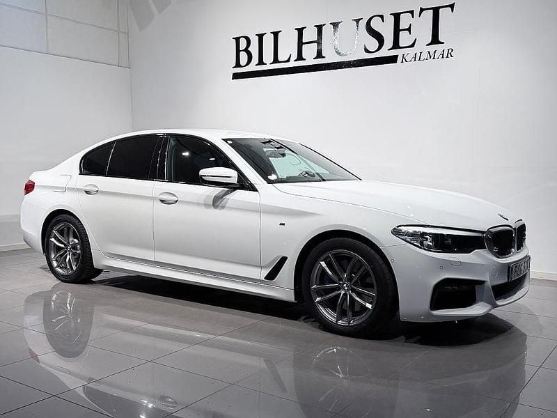 Vit Begagnad 2019 BMW 530 M Sport Sedan | 289 900 kr (Bra pris) - Bild 1/4