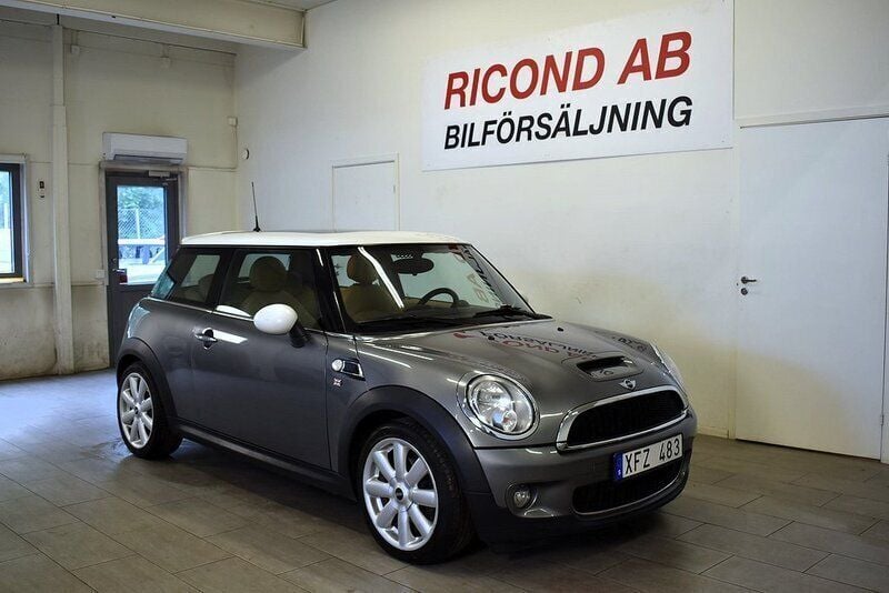Grå (gråmet) Begagnad 2010 Mini Cooper S Halvkombi | 84 900 kr (Dyr) - Bild 1/4