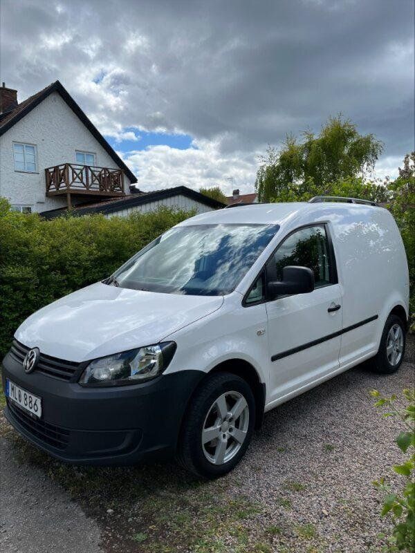 Vit Begagnad 2015 VW Caddy Minibuss | 109 000 kr (Marknadspris) - Bild 1/3